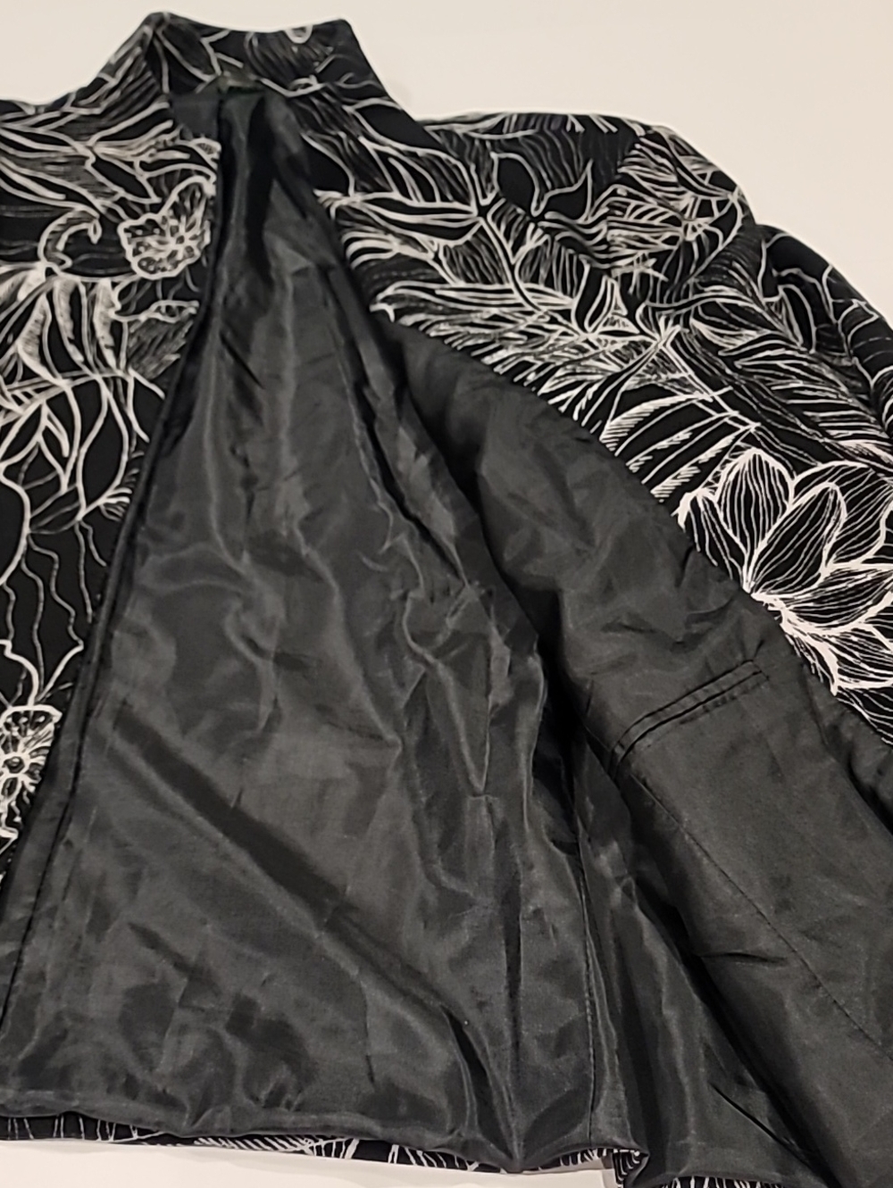 Austin Reed Black and White Floral. Open Front Jacket 22W - Picture 6 of 12